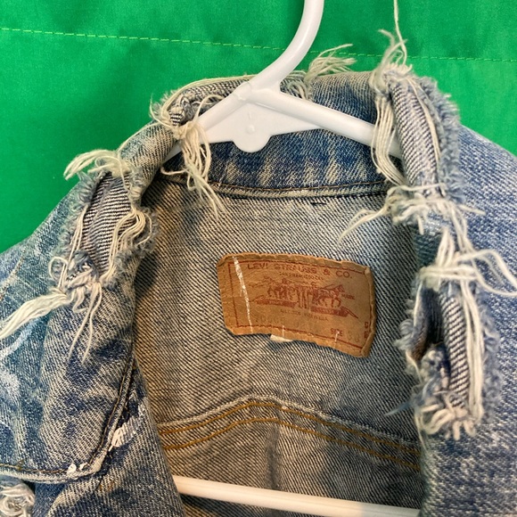 Levi’s Distressed Denim Vest - Picture 8 of 8